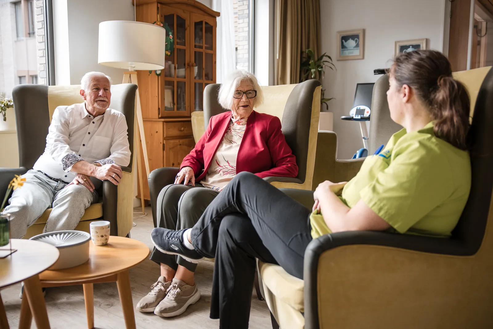Samen op de kamer van een bewoner. Duinen van Haamstede.