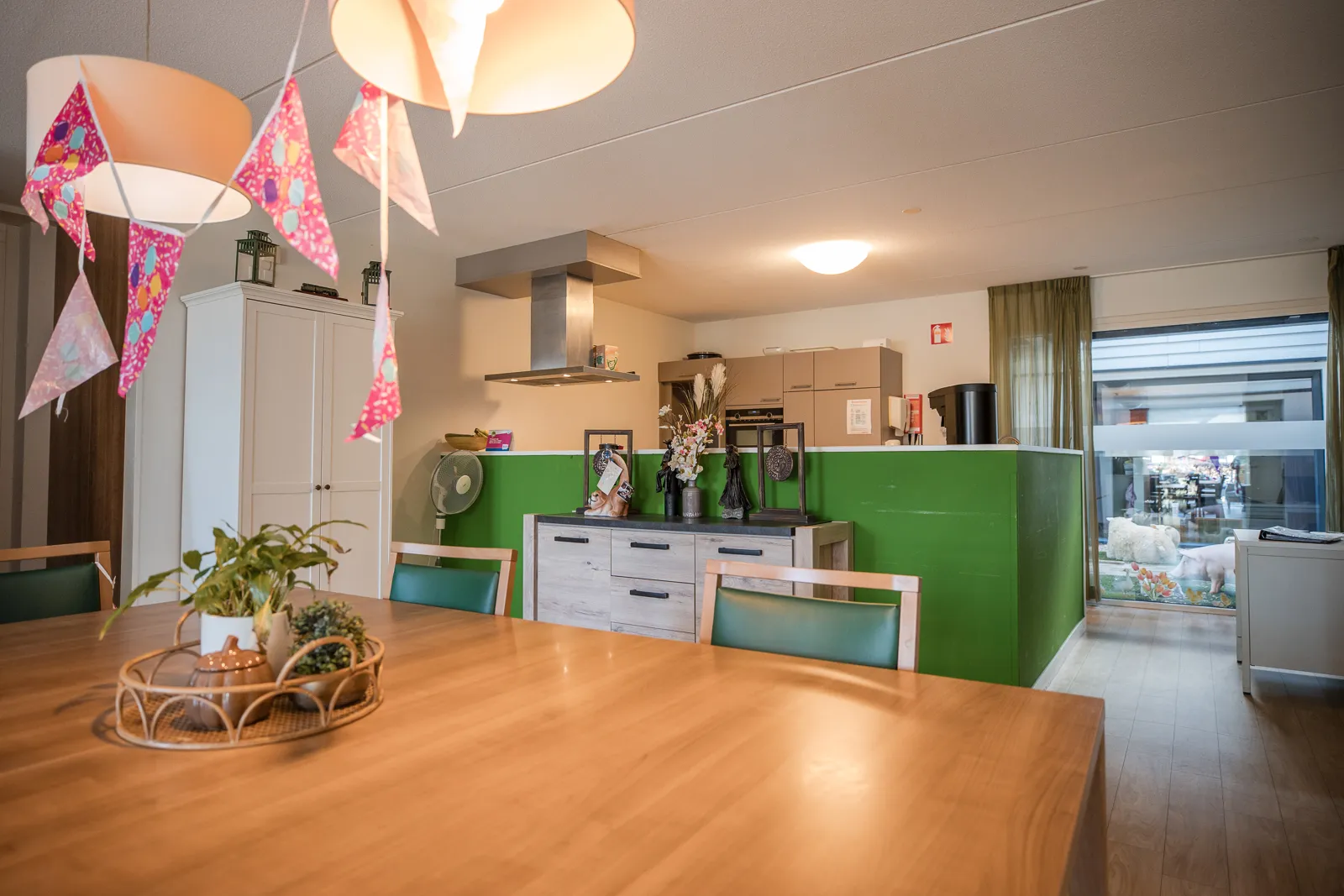 woonkamer van Borrendamme, ingericht met gemeenschappelijke keuken en eetruimte