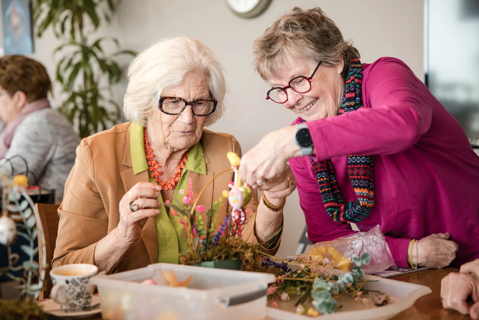vrijwilligers knutselen met bewoners