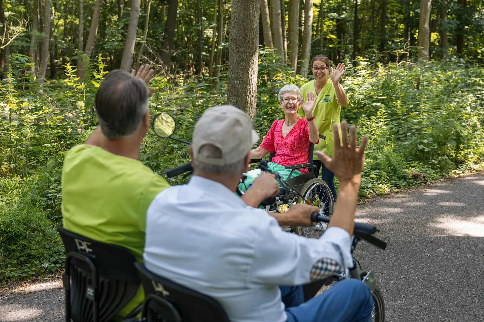 Met de duofiets op pad in de natuur, zwaaiend naar collega en andere bewoner