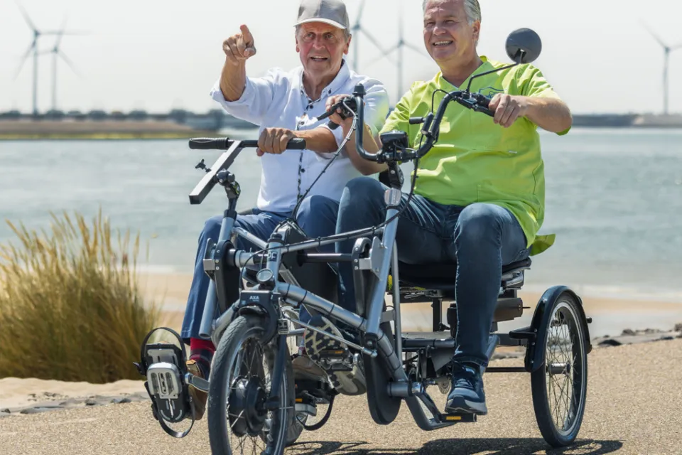 samen met de duofiets fietsen langs het water