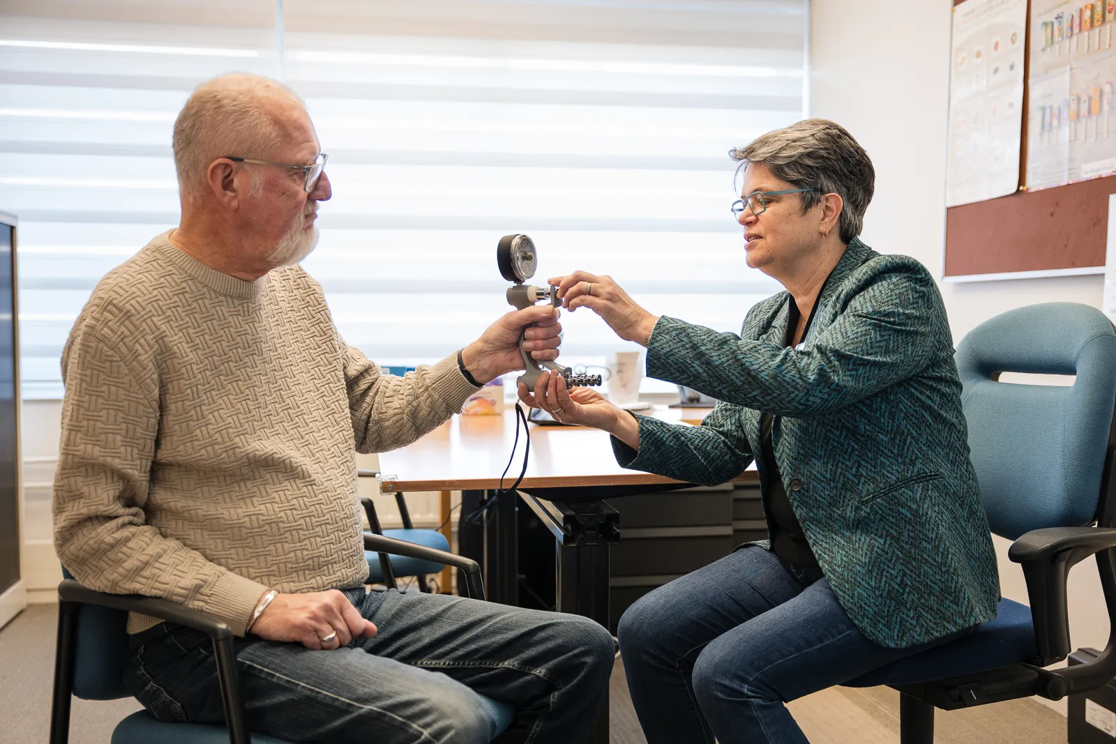 dietiste voert een meting uit met een client