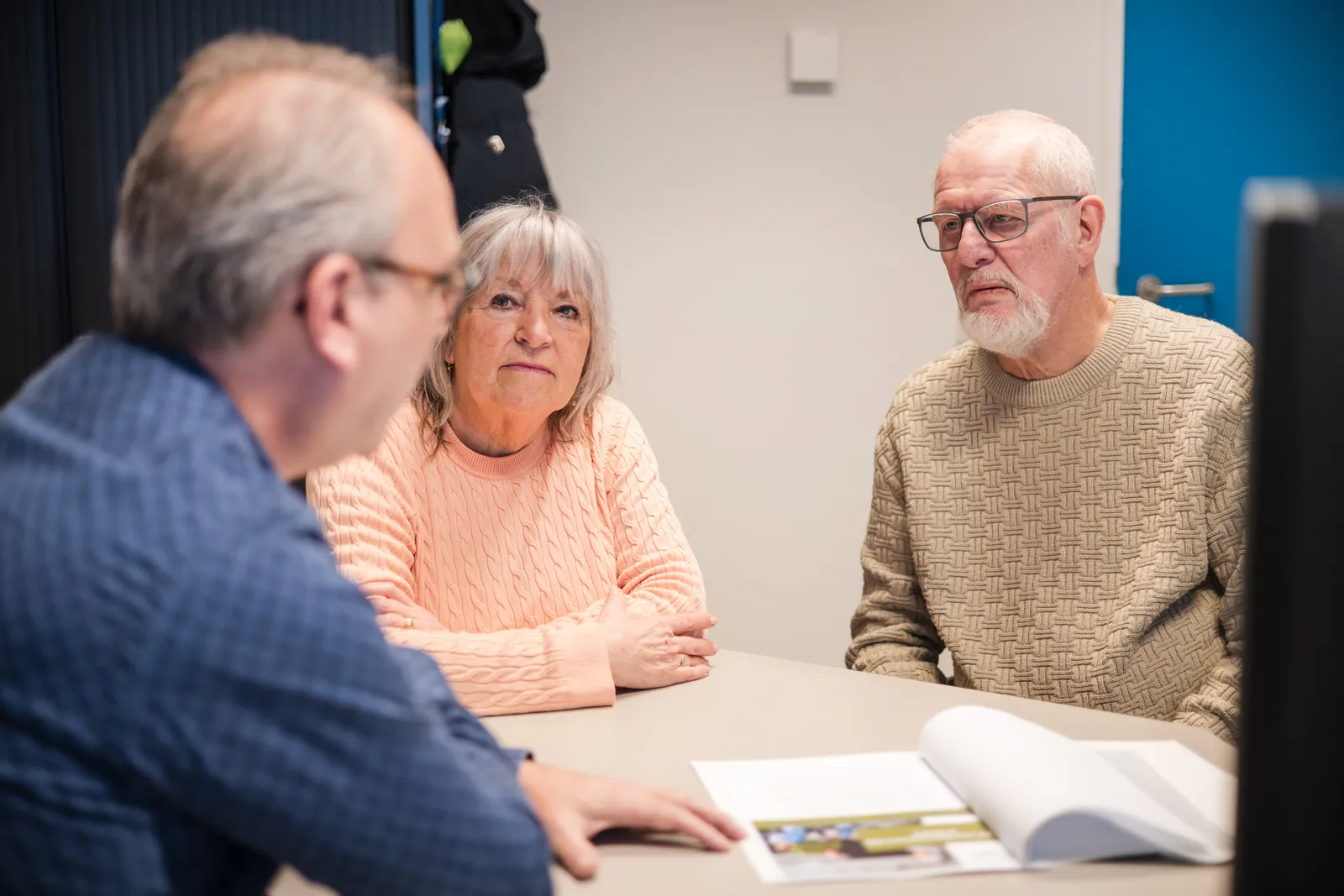cliënten in gesprek met de verwijzers