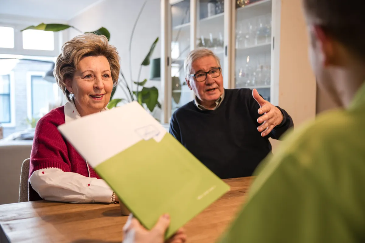 thuis in gesprek met medewerker en ontvangen van de informatiemap