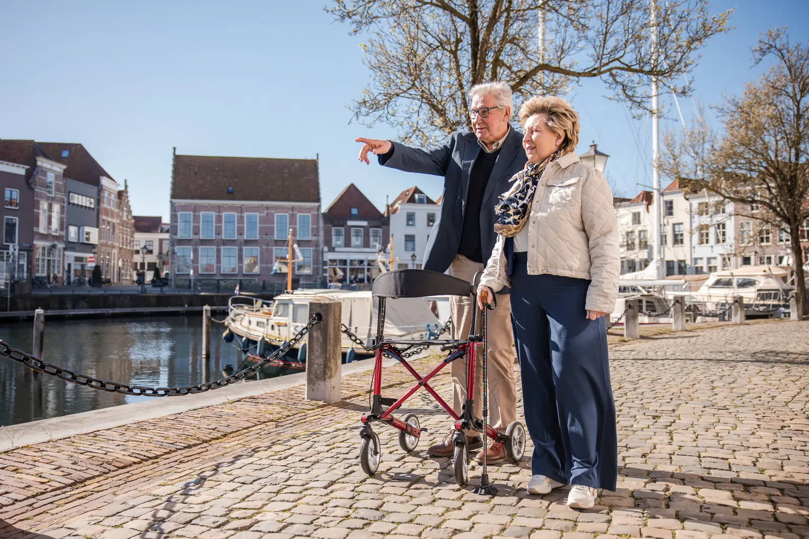 samen wandelen bij de haven