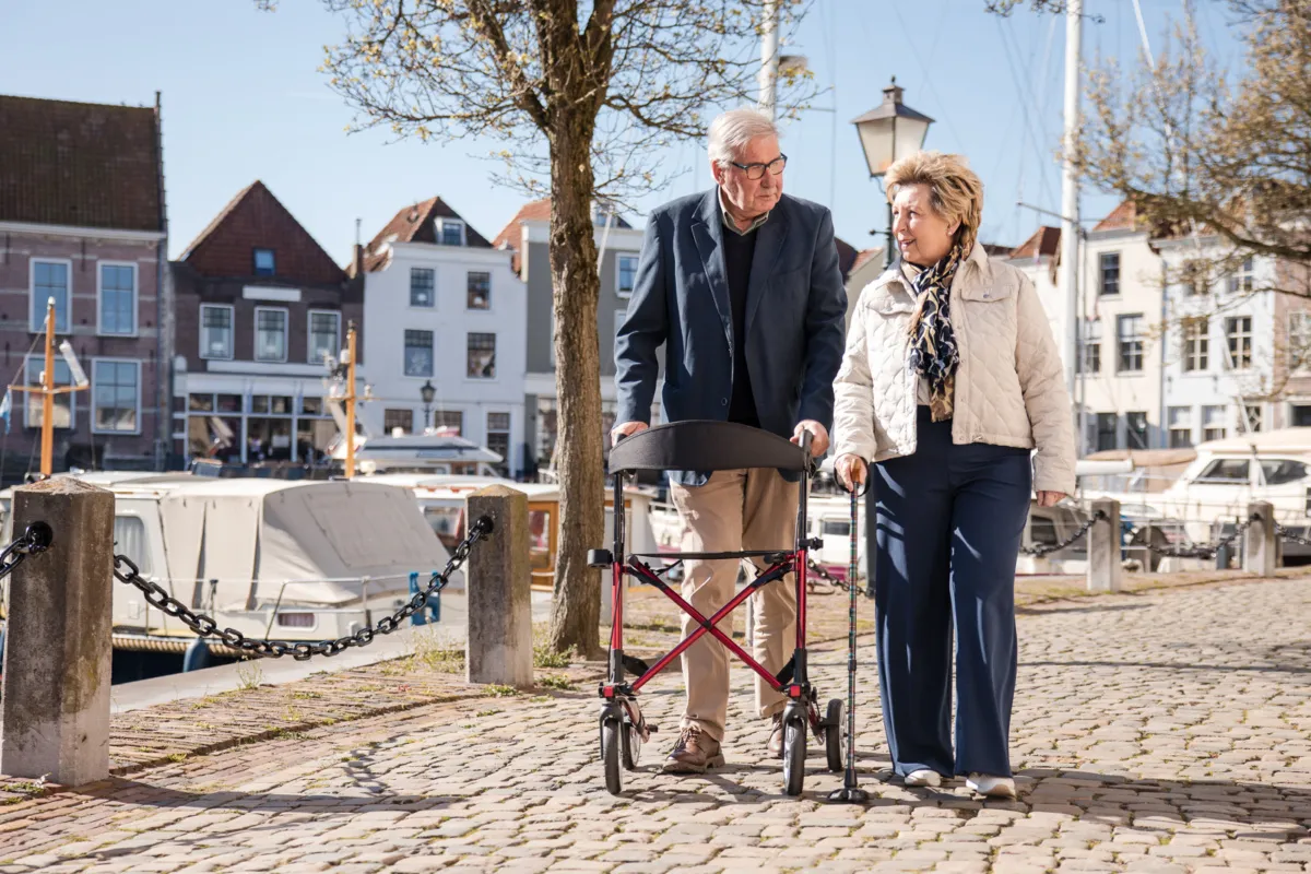 samen wandelen bij de haven