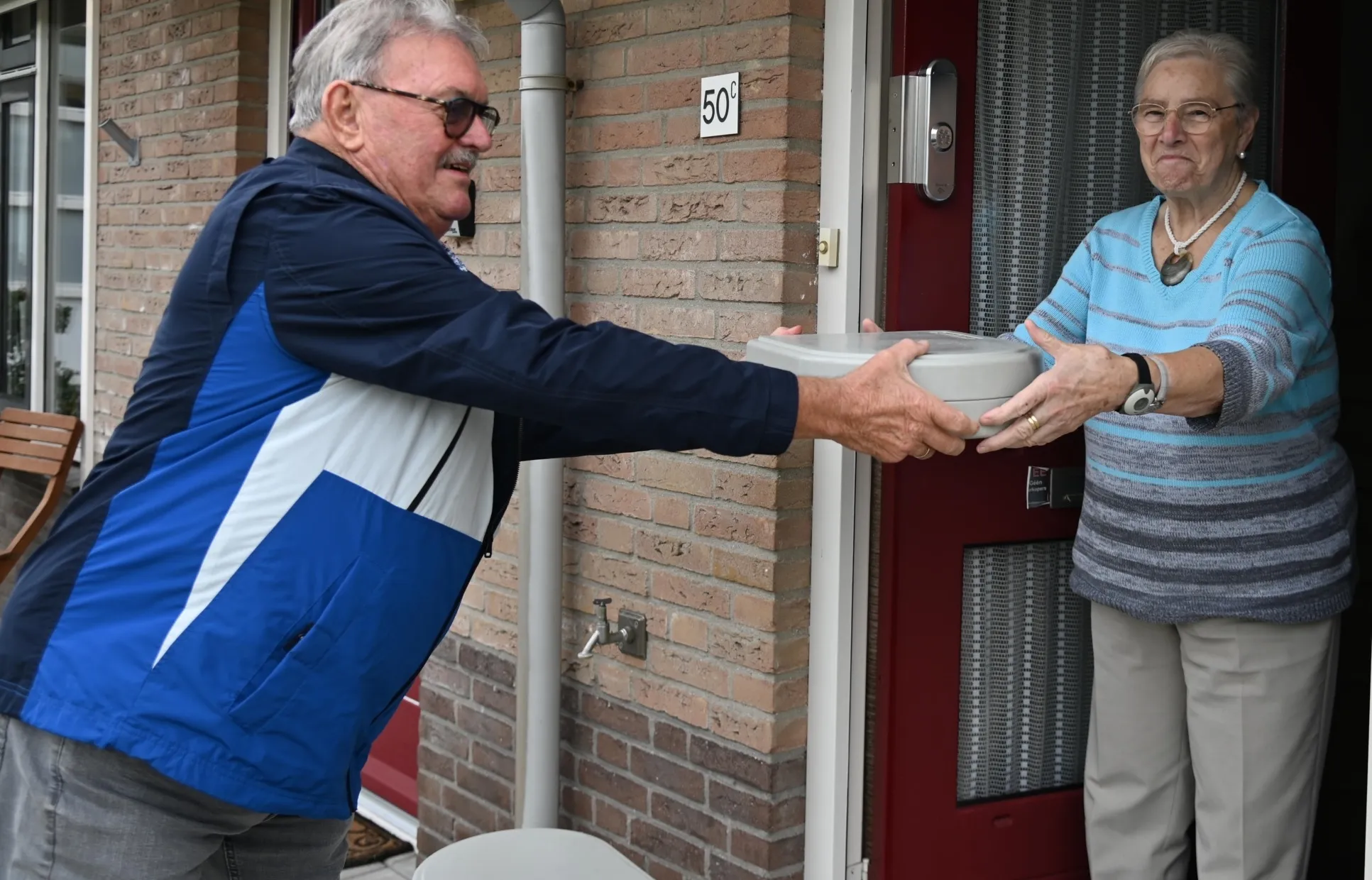 overhandigen van de maaltijd aan de deur