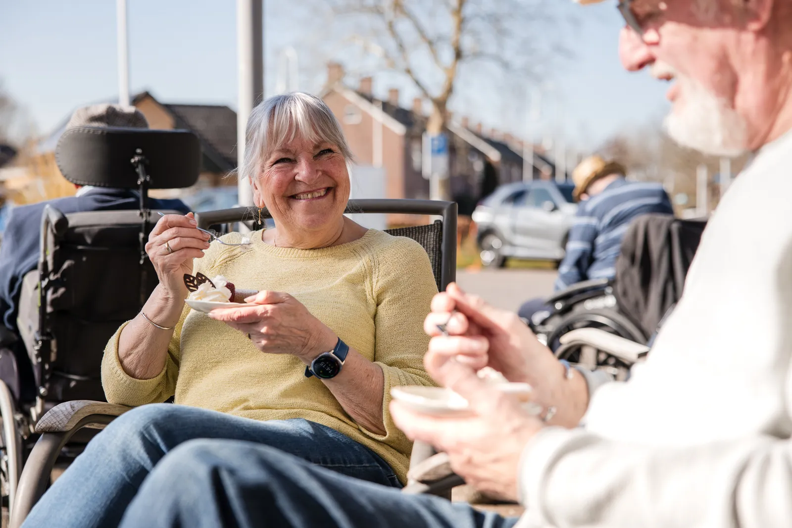 samen een taartje eten op het terras