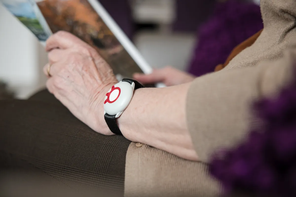 armband met alarmeringsysteem