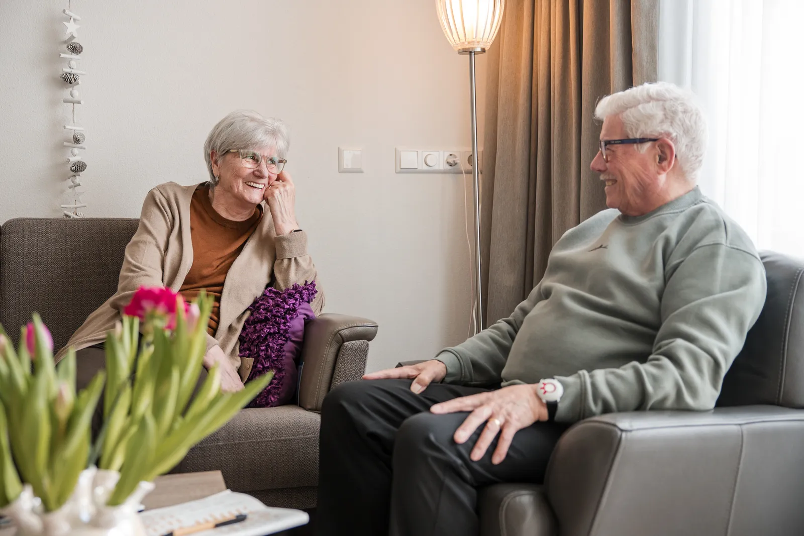 samen zittend in de eigen huiskamer