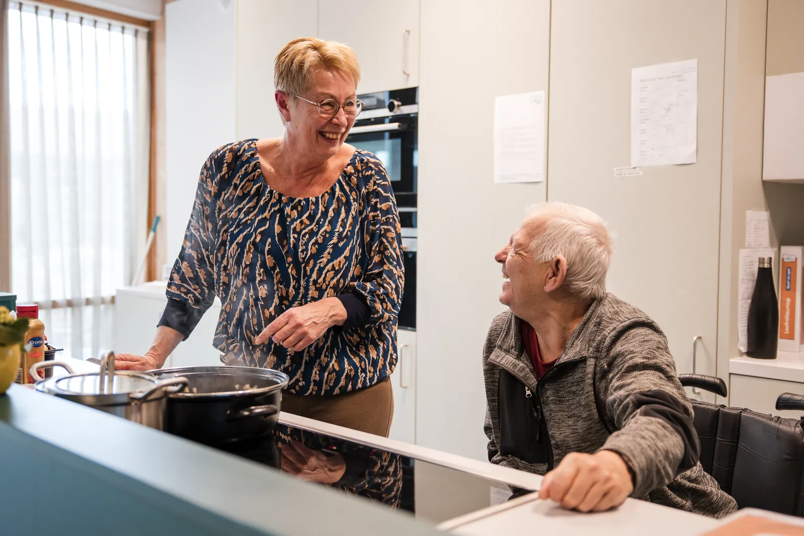 vrijwilligers koken voor bewoners