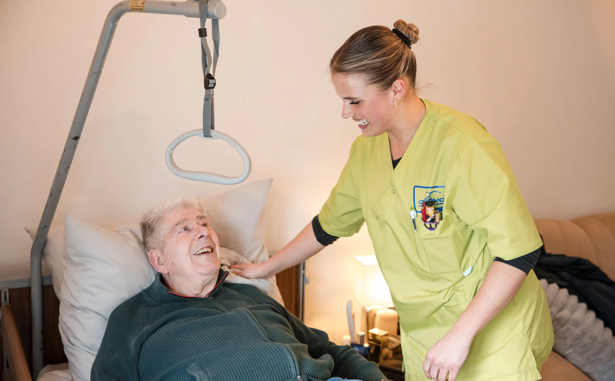 vpk Allévo helpt cliënt thuiszorg in bed