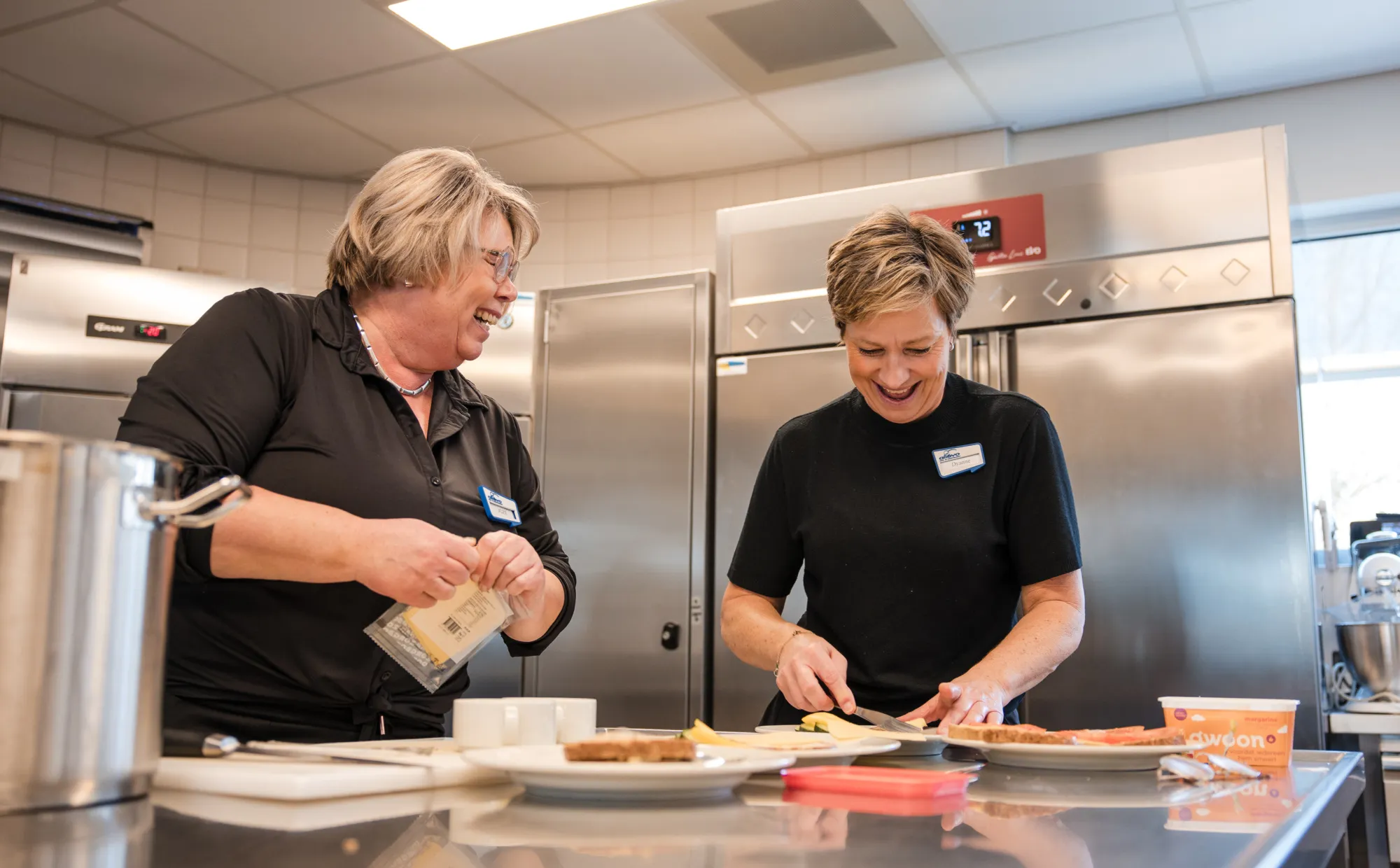 Lachende medewerkers in de brasserie