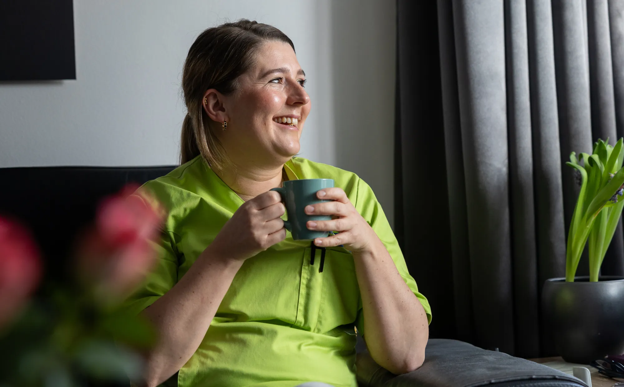 Medewerker drinkt koffie.