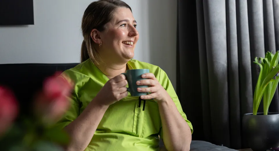 Medewerker drinkt koffie.
