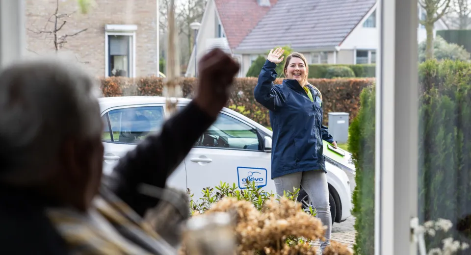 Zwaaien naar cliënt