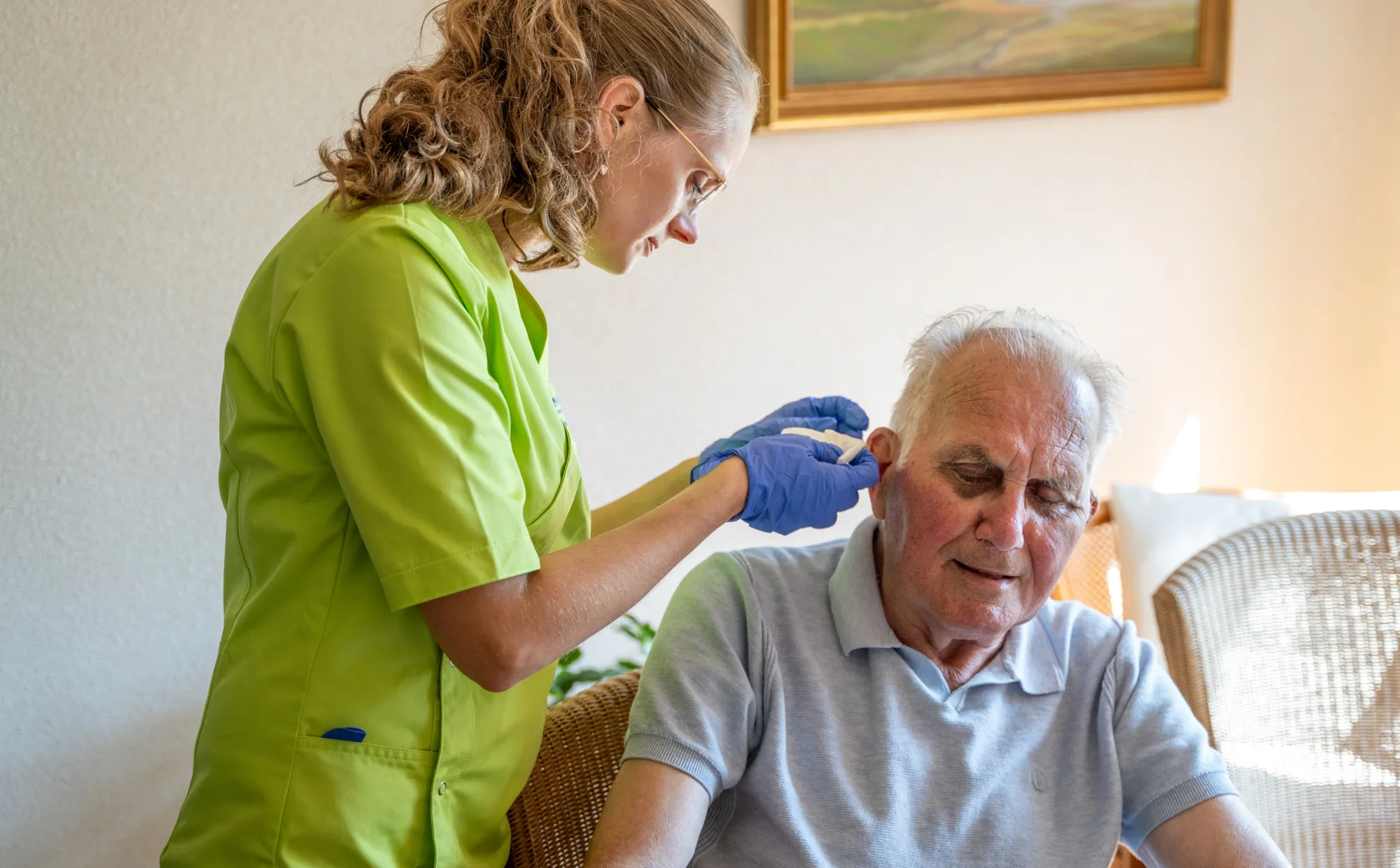 Medische handeling aan oor van cliënt.