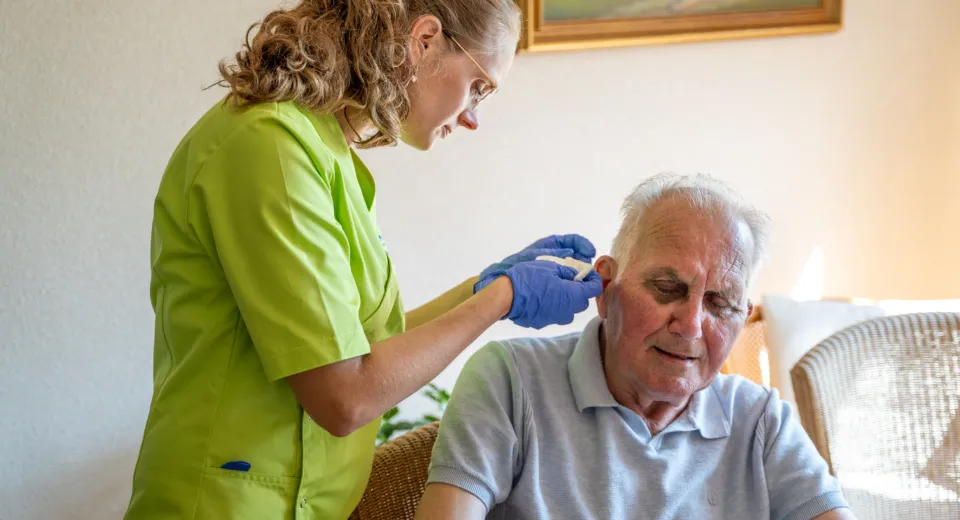 Medische handeling aan oor van cliënt.