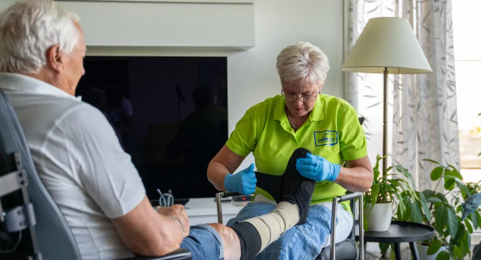 Medewerker van Allévo die handelingen doet bij een cliënt in de thuiszorg.