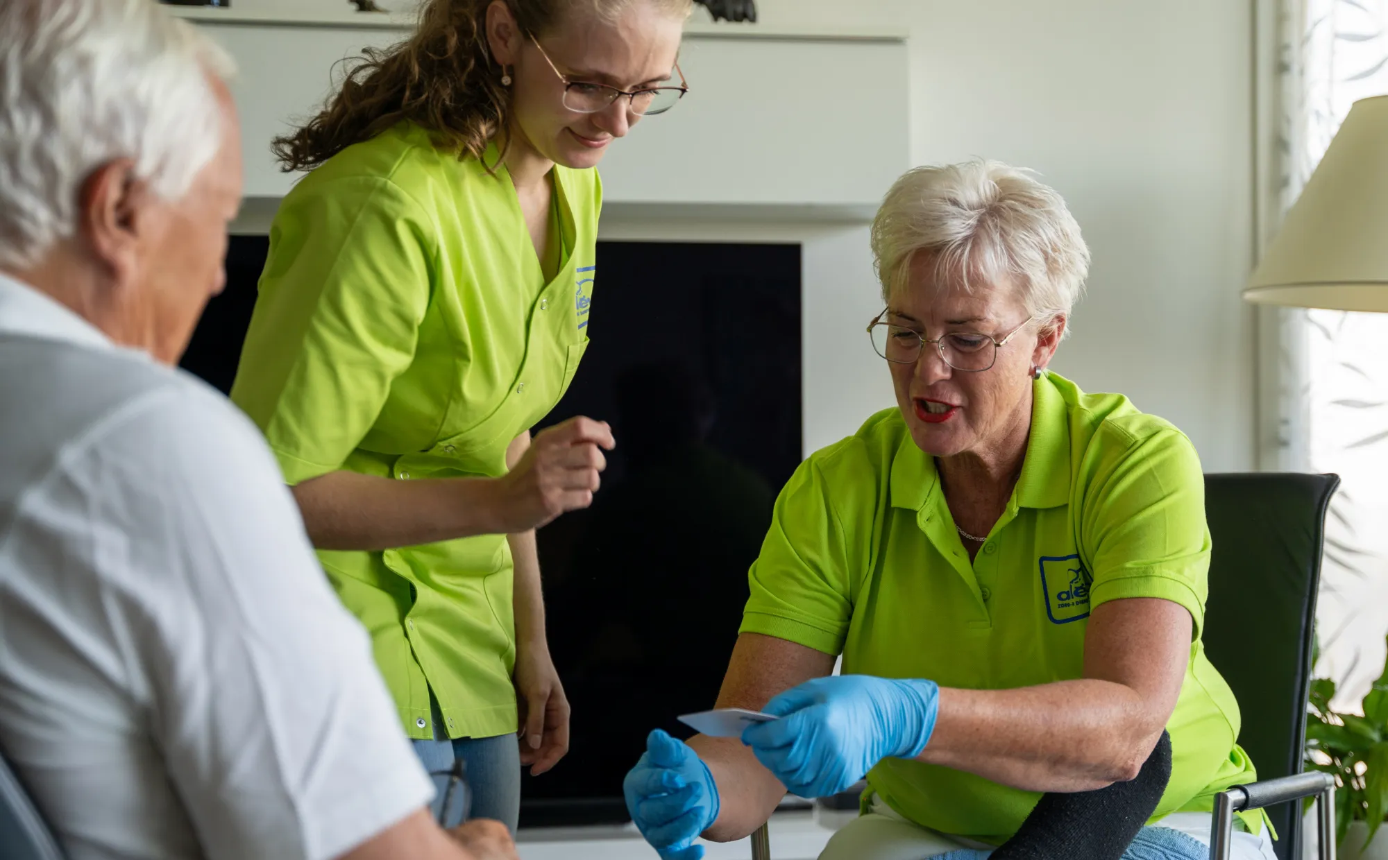 Collega's kijken samen naar been van cliënt.