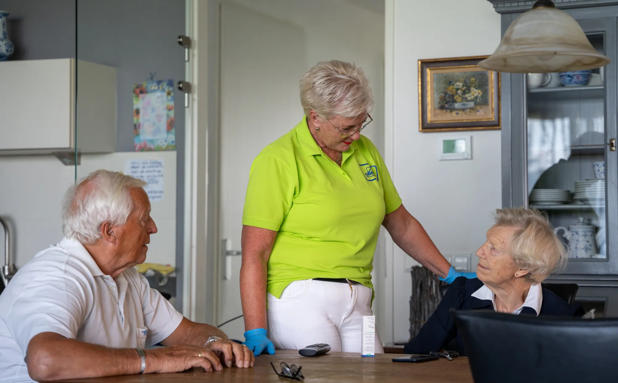Medewerker geeft cliënt een vriendelijke knik.