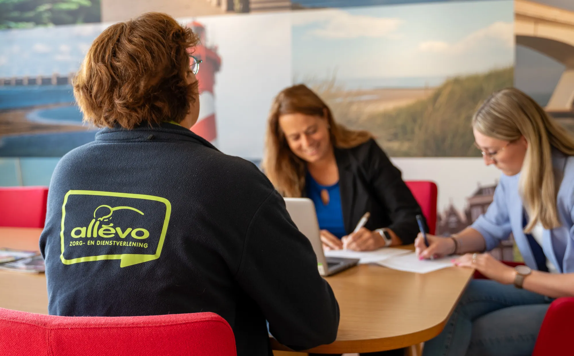 HR-adviseur in gesprek met medewerker
