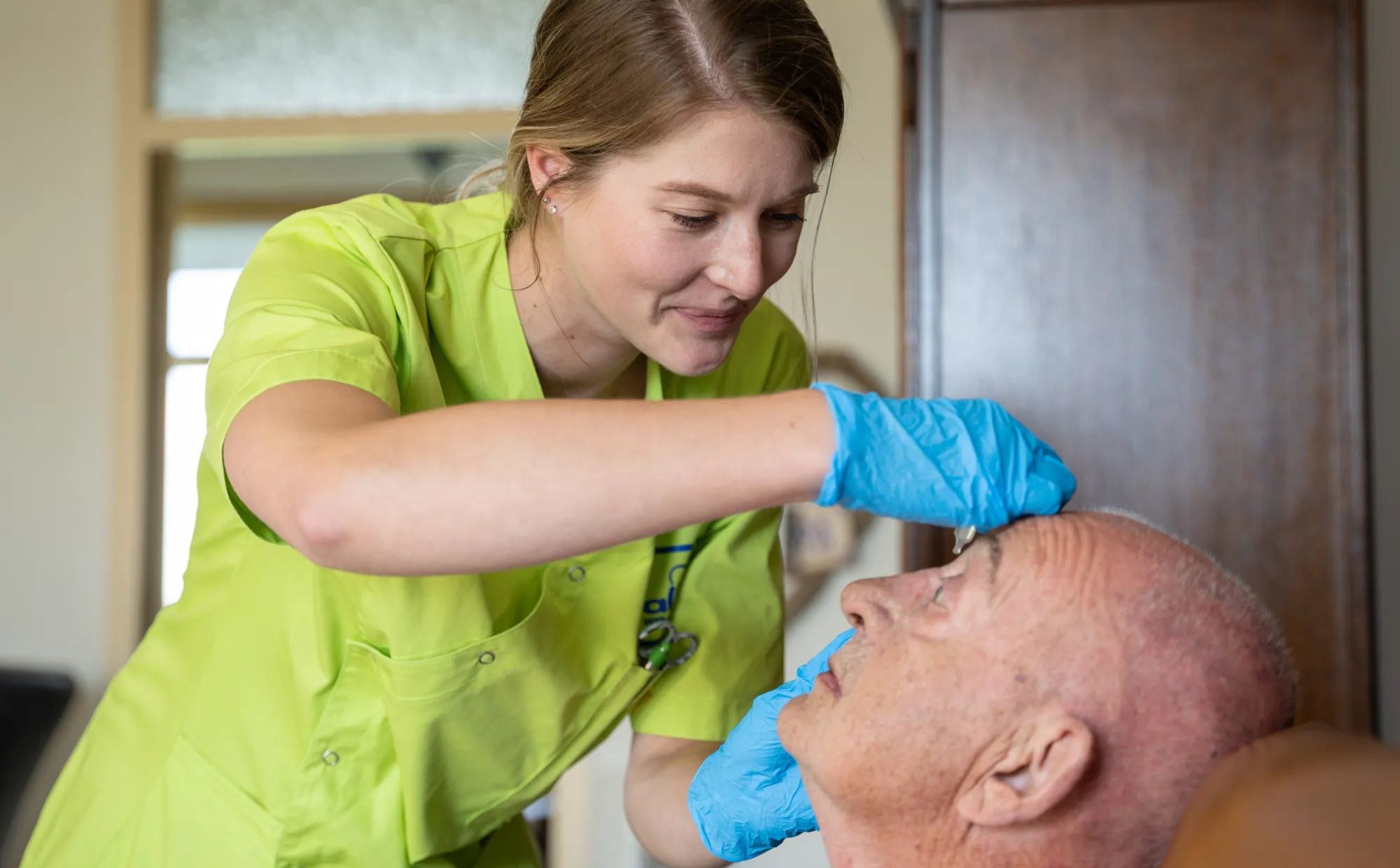 Ogen druppelen in de thuiszorg