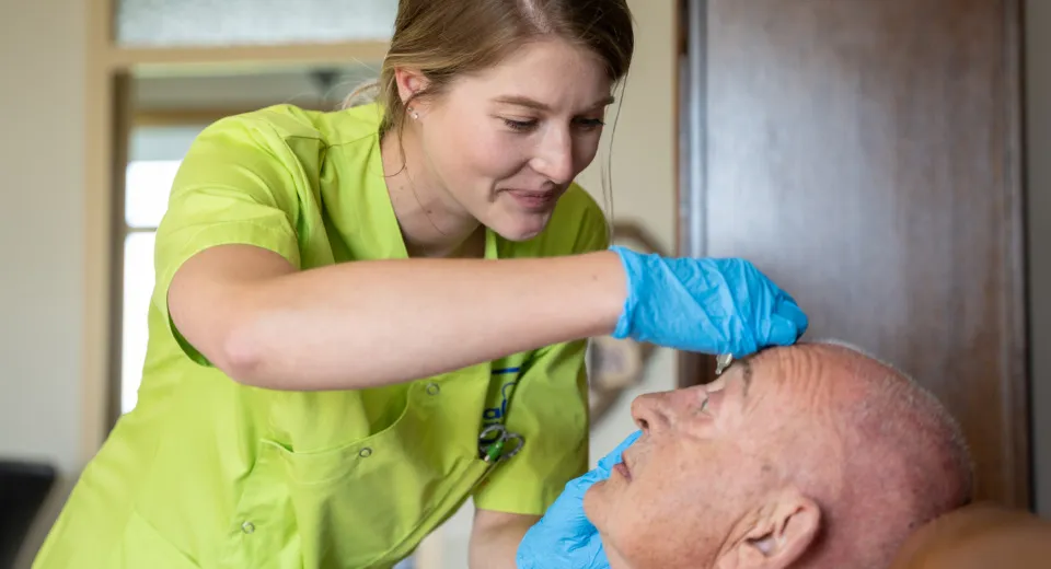 Ogen druppelen in de thuiszorg