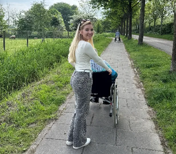 vrijwilligers wandelen met bewoners
