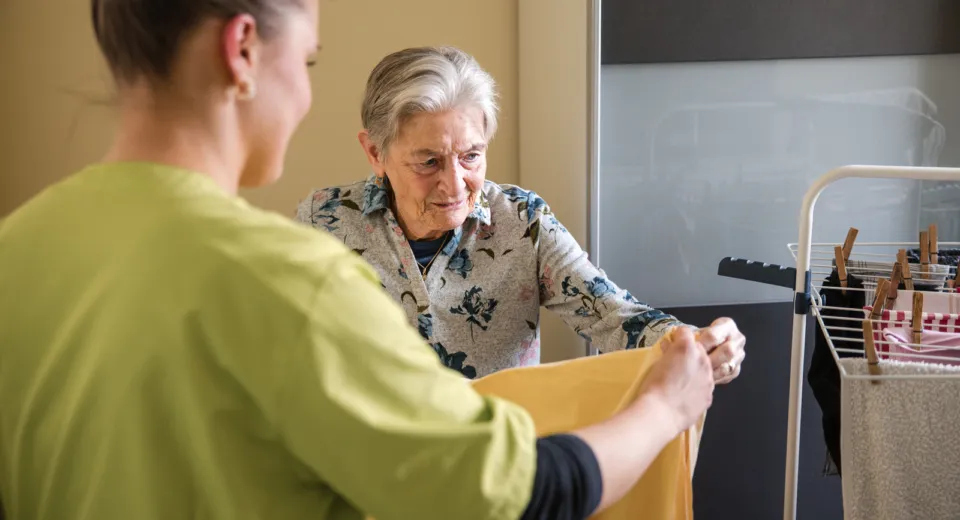 Medewerker Allévo vouwt was op met cliënt