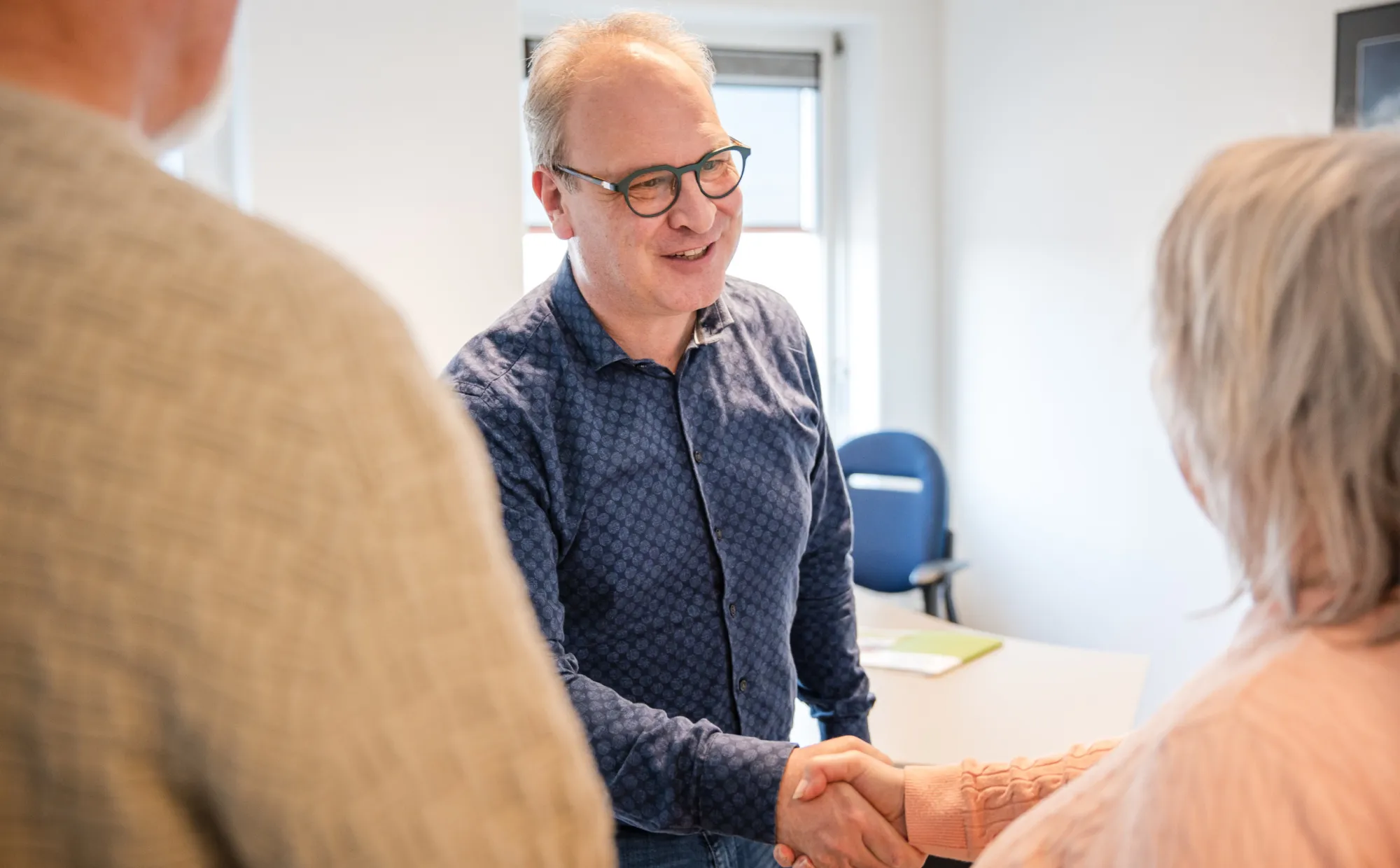 Behandelaar Allévo schudt hand cliënt