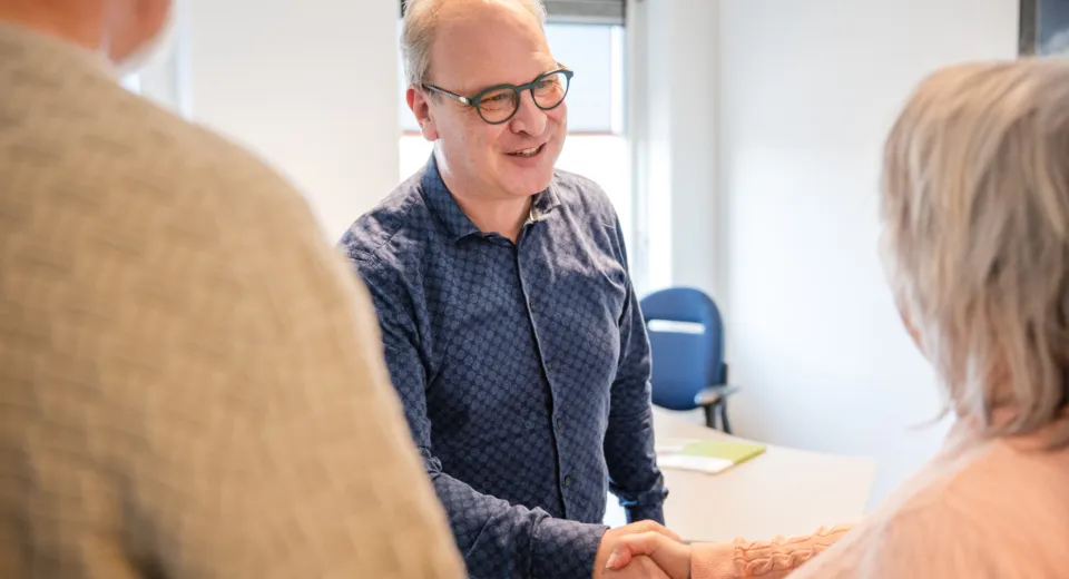 Behandelaar Allévo schudt hand cliënt