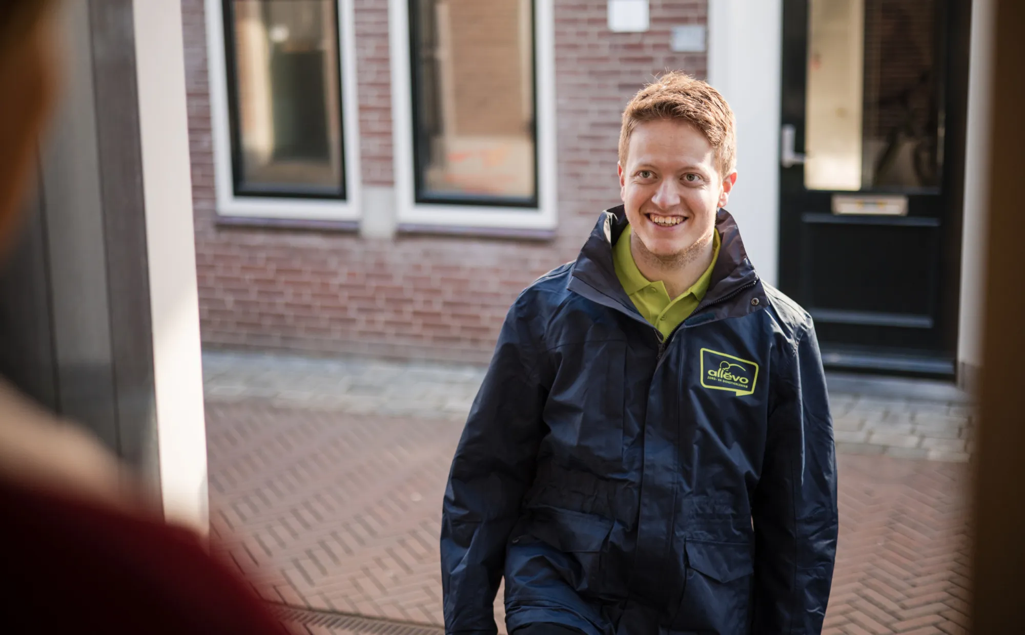 Collega Allévo bij cliënt aan de deur