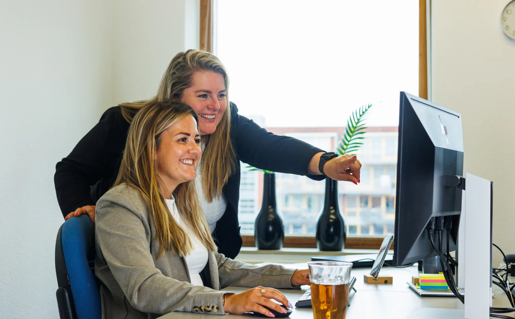 twee collega's kijken naar scherm