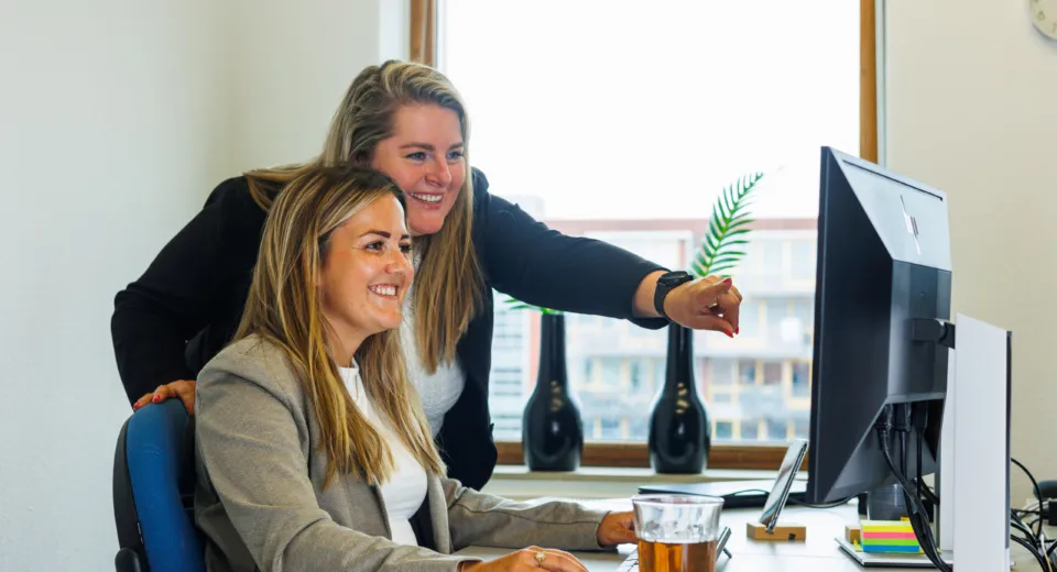 twee collega's kijken naar scherm